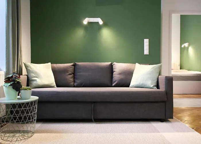 Modern Green Apt W Free Parking, Projector,Netflix